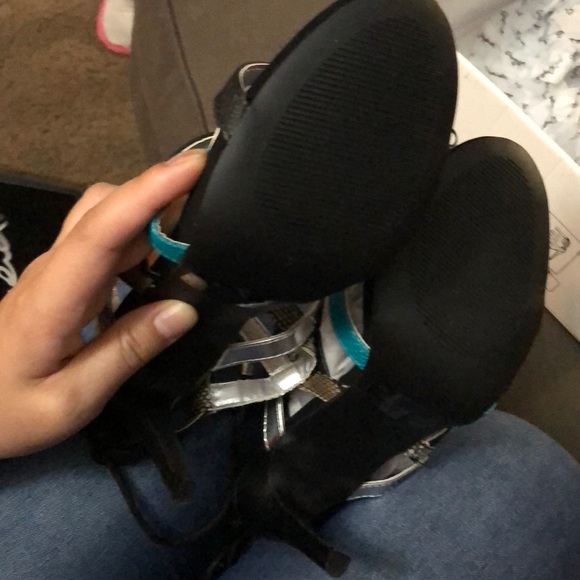 Size 8 heels - Picture 3 of 3